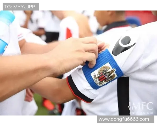 足球明星之间手部动作的微妙交流与默契配合解析 足球明星之间手部动作的微妙交流与默契配合解析