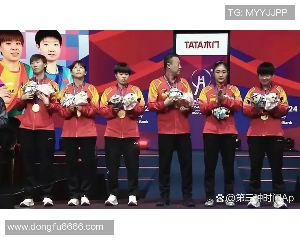 足球明星齐聚一堂共同庆祝荣耀时刻的精彩瞬间集体合影 足球明星齐聚一堂共同庆祝荣耀时刻的精彩瞬间集体合影